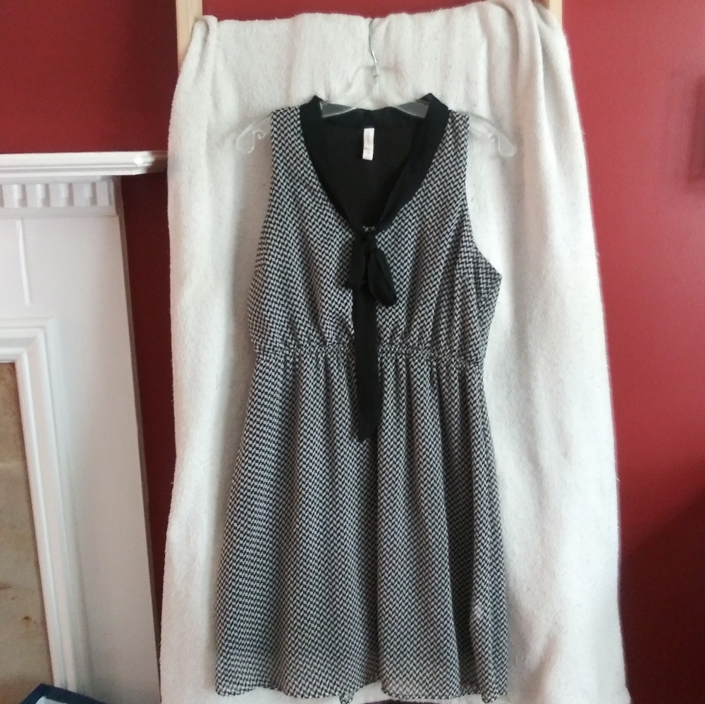Checkered dress with tie